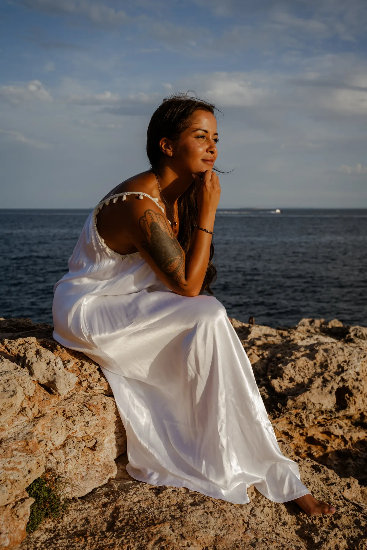 Liedeke, oprichter van de High Value VA Academy, aan zee op Ibiza